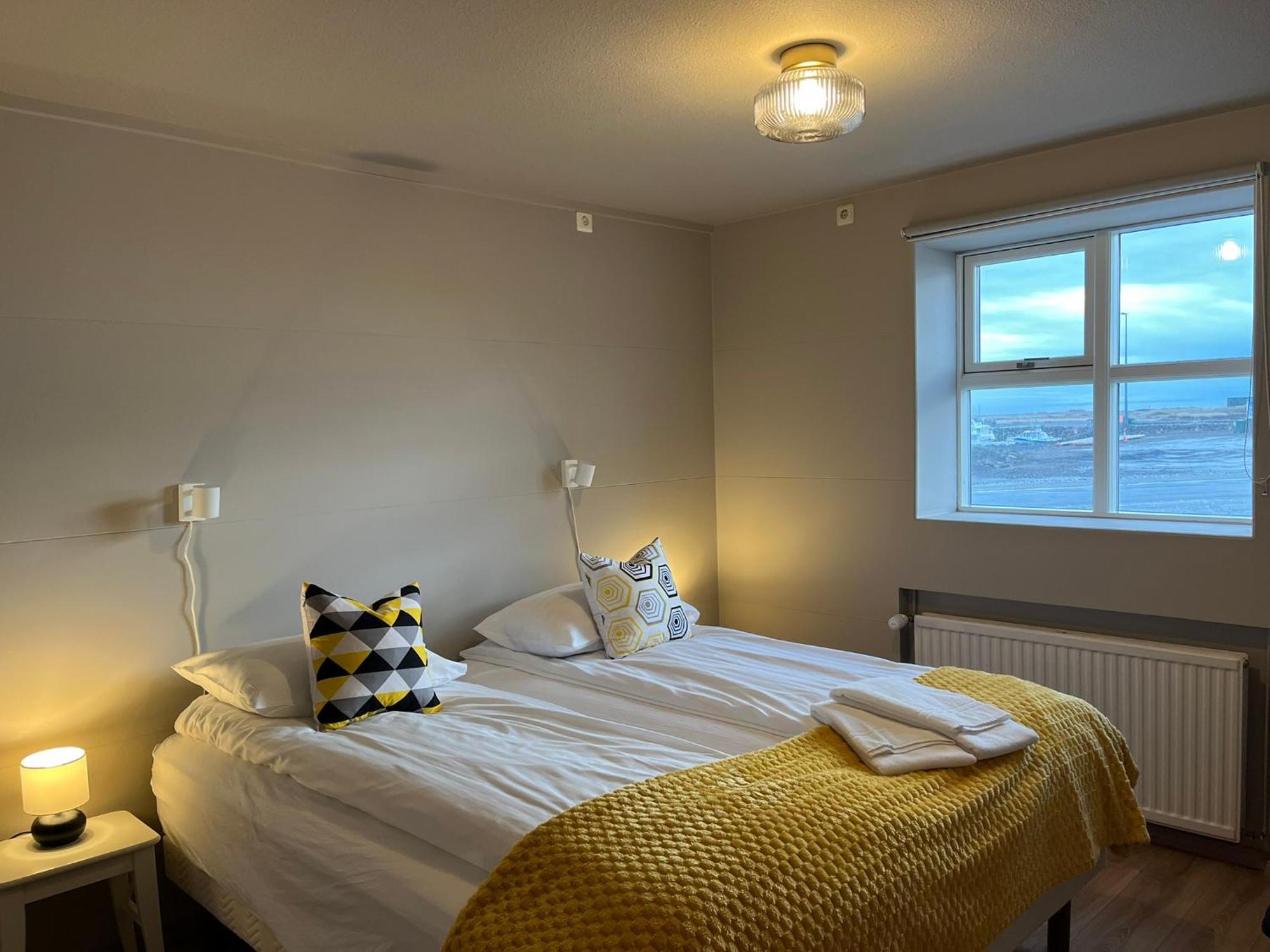 Guesthouse Hvammur By The Harbour Хофн Экстерьер фото