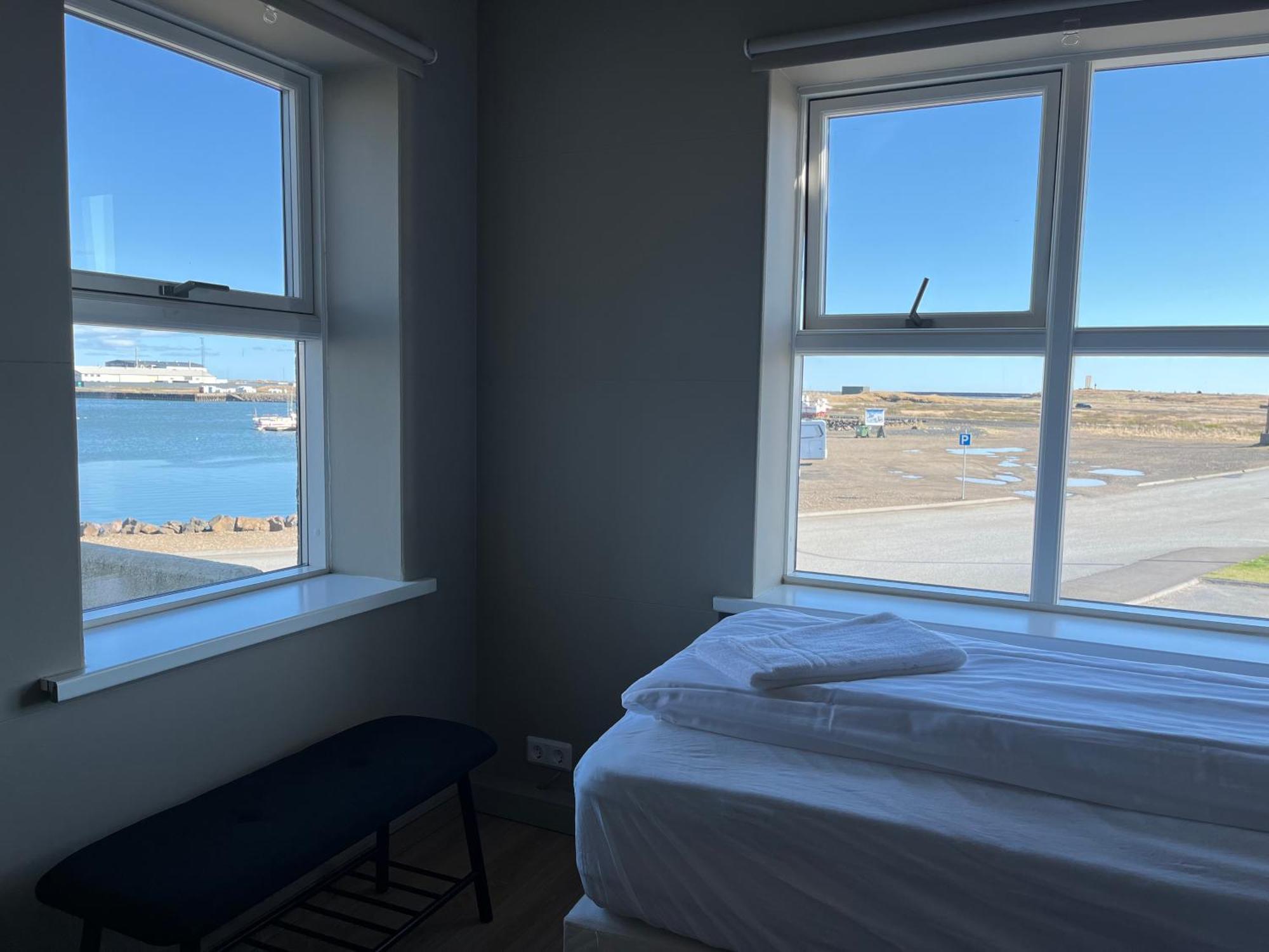 Guesthouse Hvammur By The Harbour Хофн Экстерьер фото