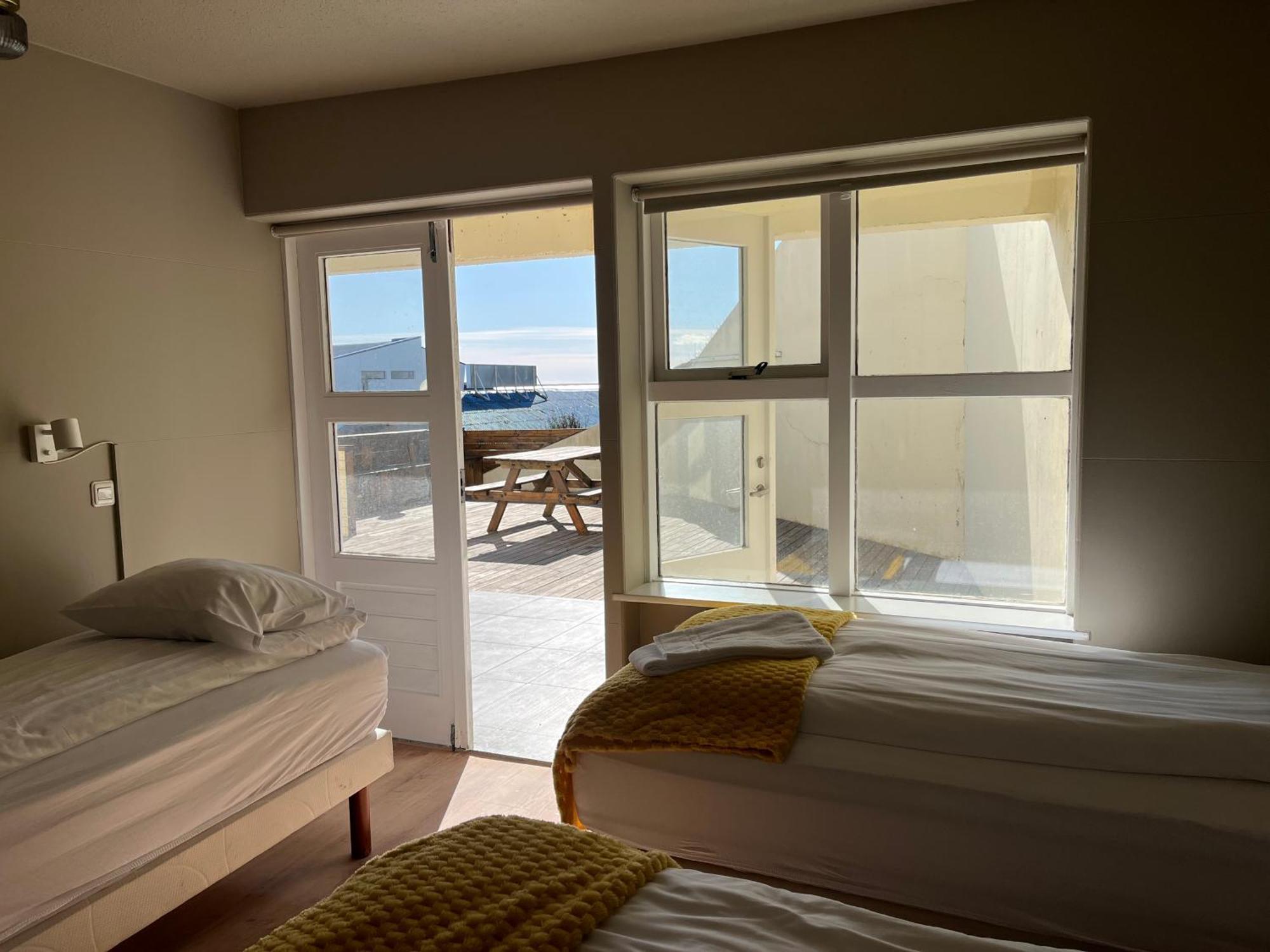 Guesthouse Hvammur By The Harbour Хофн Экстерьер фото
